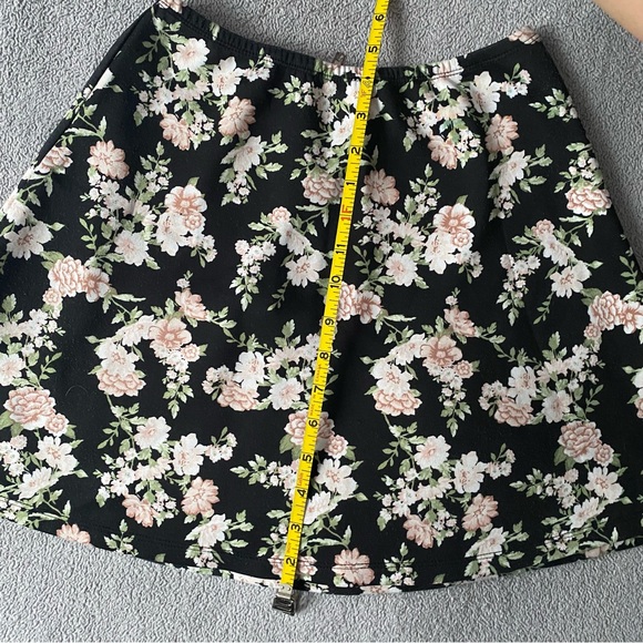 FOREVER 21 FLORAL SKATER MINI SKIRT - Picture 5 of 5